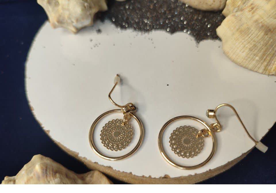 گوشواره طرح گل طلایی رنگ ثابت